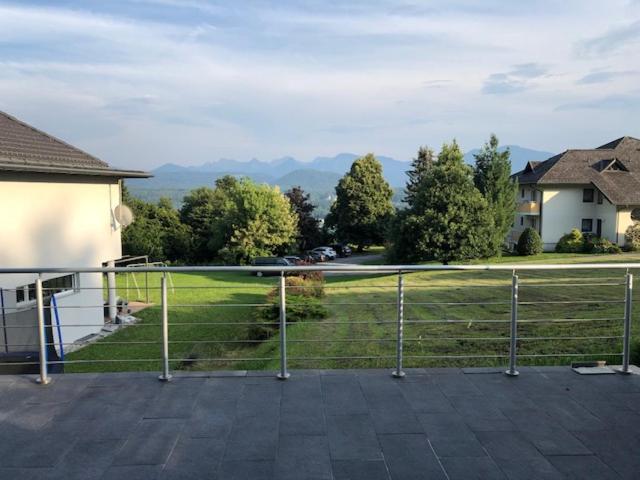 Velden View Ferienwohnung Mit Grosser Sonnenterrasse Und See- Und Karawankenblick Фельден-ам-Вёртер-Зе Экстерьер фото